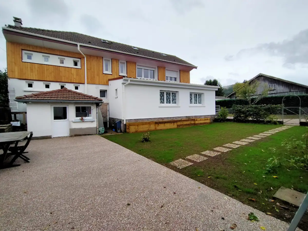 Maison avec terrasse et jardin