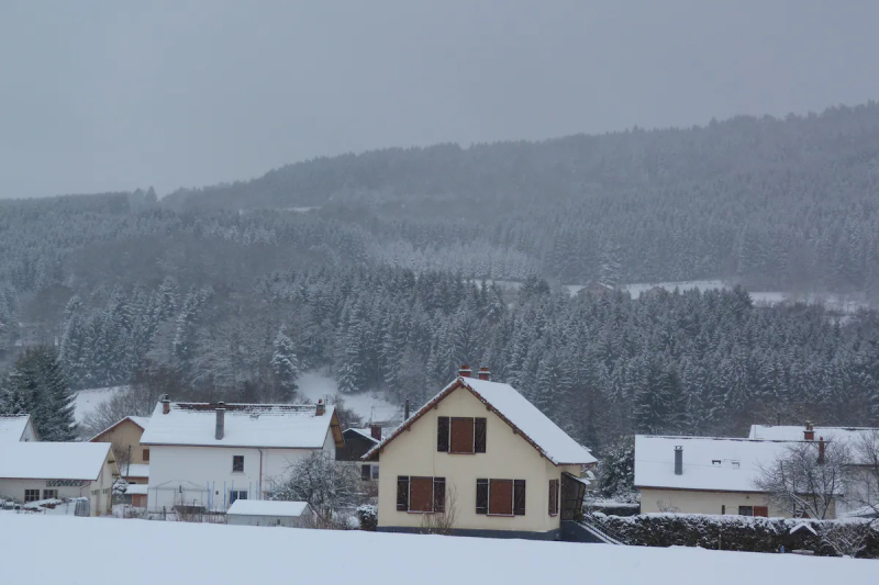 Maison avec paysage enneigé