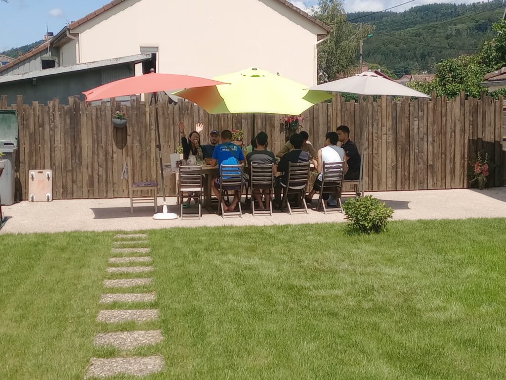 Moment de convivialité autour d'une table sur la terrasse